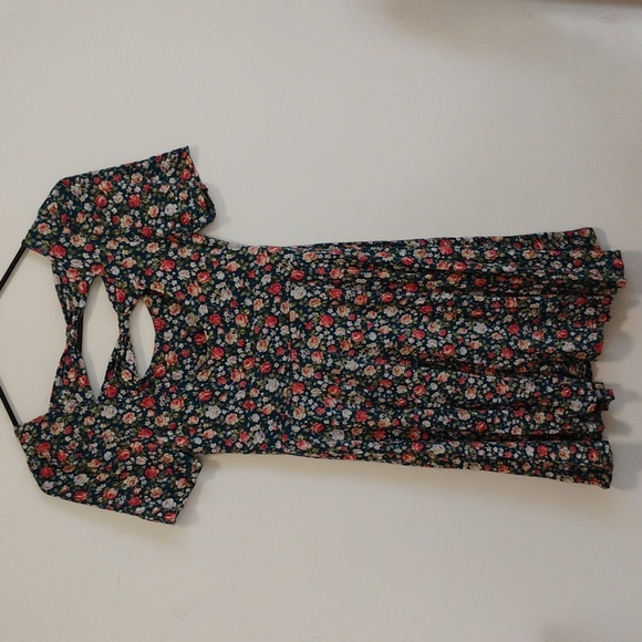 sound & matter | Vintage-inspired Floral short sleeve skater dress | Juniors S - Picture 4 of 6